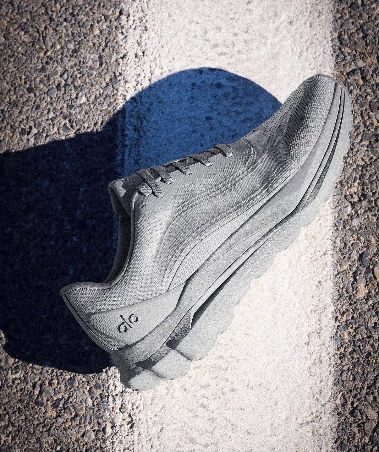 Alo Runner Grey, Alo Yoga Grey Sneakers, Alo Yoga Knit Shoes, Alo Lifestyle Shoes, Alo Yoga Women’s Sneakers